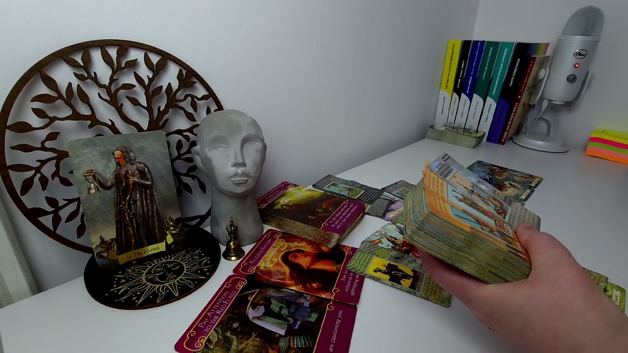 Fecioară 🐝 Persoana care vine înspre tine ● Cineva are de luat o decizie. ⚠️la stegulețele roșii ●