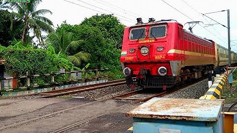 Huge Traffic at Railgate | Furious Red Beast WAP-4 Loco Skip Level Crossing with Testa Torsa Express