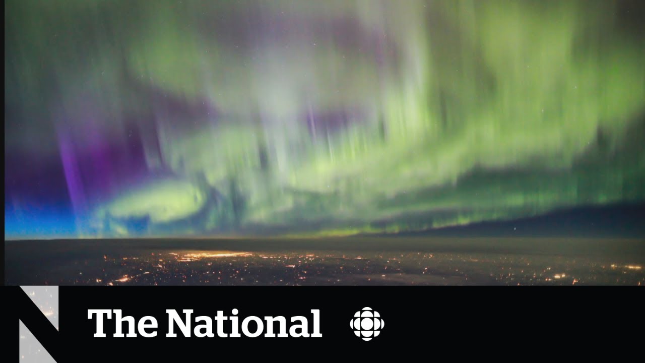 #TheMoment a pilot captured photos of the northern lights - YouTube