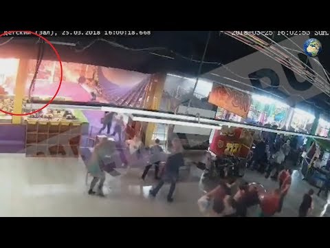 Момент возникновения пожара в ТЦ в Кемерове
