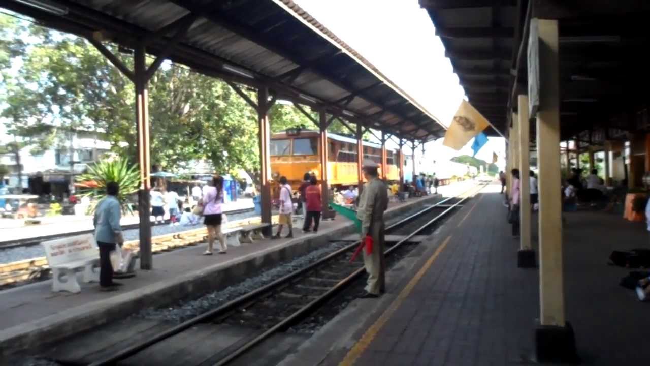 ขบวน ๒๐๑ หลีกกับขบวนรถก๊าซที่บ้านตาคลี