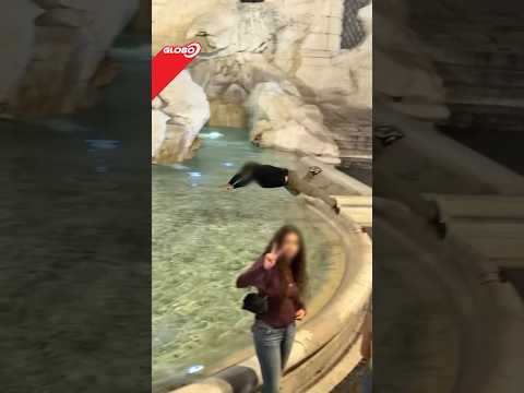 Video Si tuffa nella Fontana di Trevi