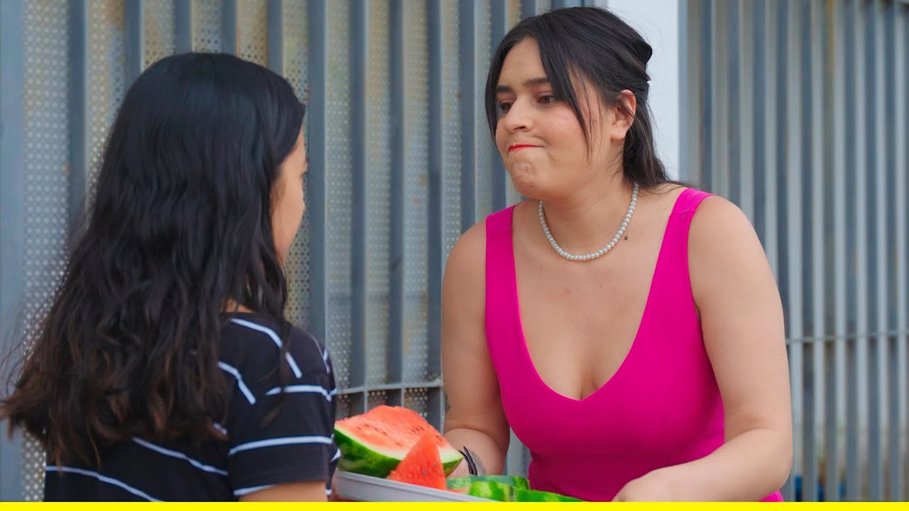 Permití que mi esposa humille a una señorita de la calle sin imaginar que era mi hija