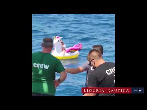 Video: Un bambino può cadere in mare su una nave da crociera?