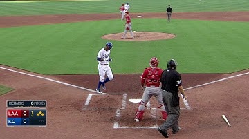 LAA@KC: Cain puts Royals up early with RBI single