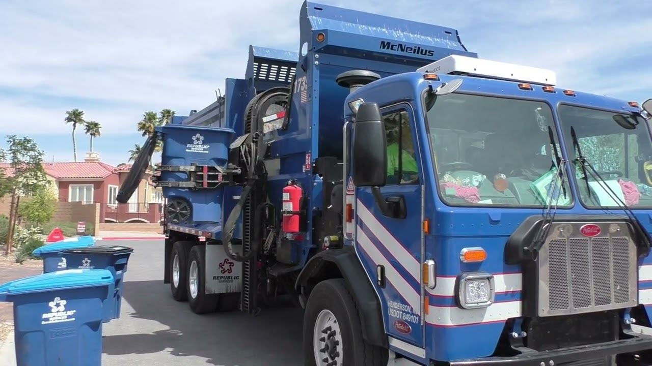 Republic's Newest Diesel Peterbilt McNeilus ZR on Trash (1735)