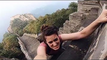 英国的美女来我国爬长城，看到台阶差点哭了：你们管这叫长城？【小野世界侃】