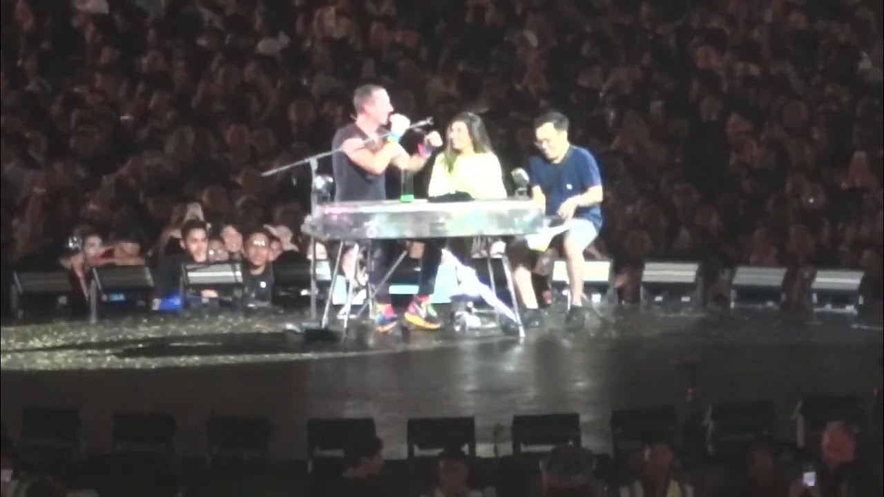 Detik-Detik Chris Martin Coldplay ajak Penonton Naik Ke Panggung Saat