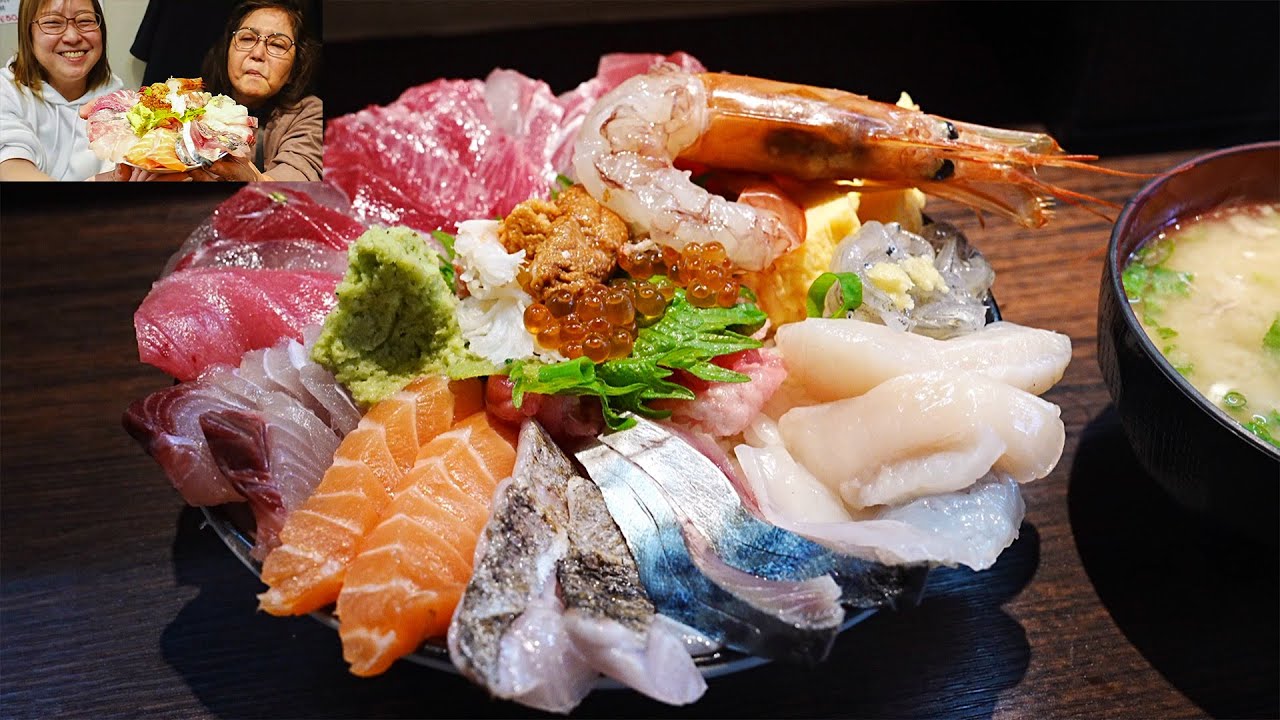 Bol de orez Sashimi supradimensionat! Bucătăria unui faimos restaurant cu fructe de mare.