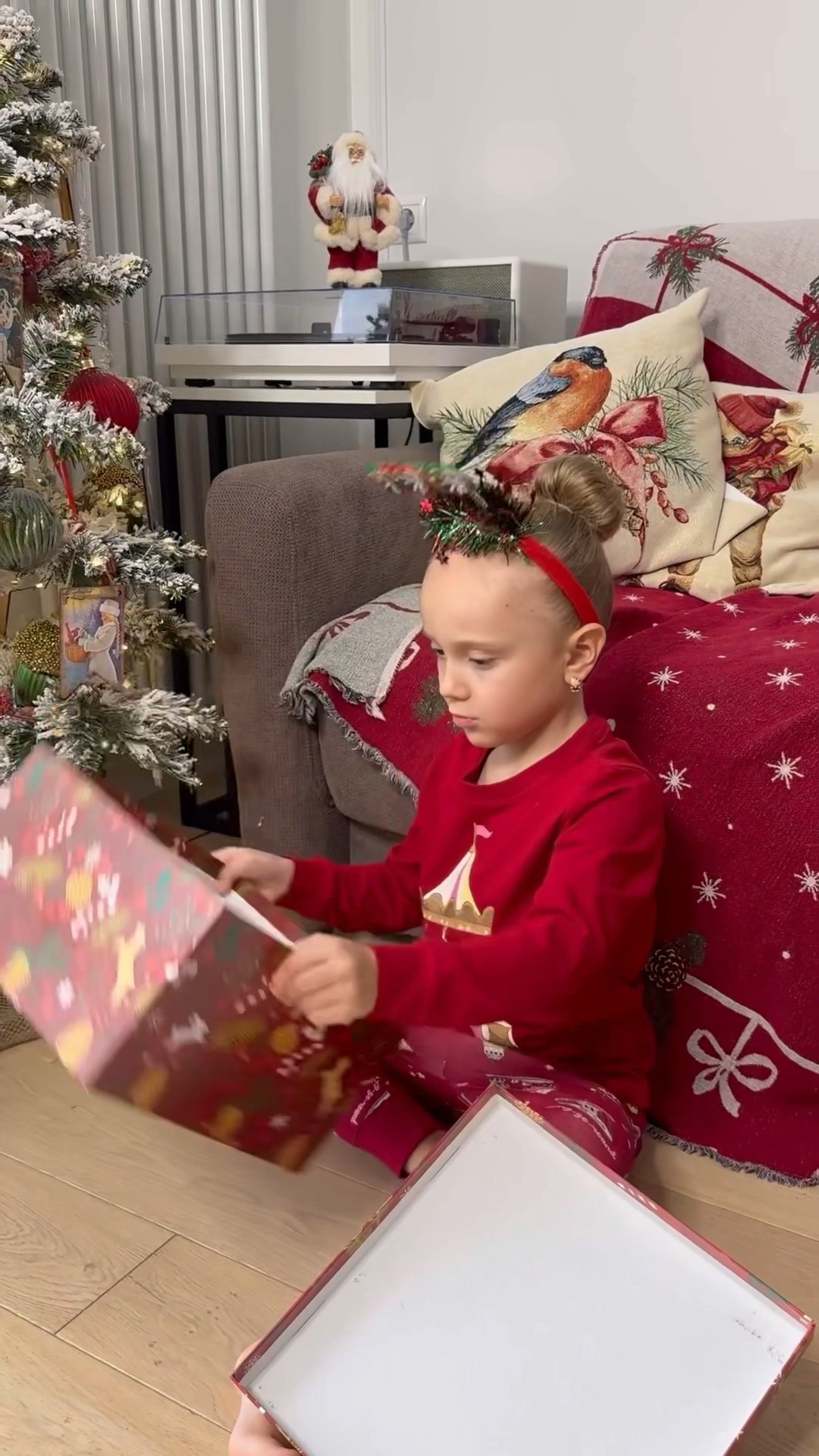 Will Santa Claus bring her a gift?? #shorts #filaretiki
