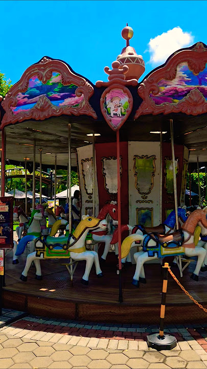 Carousel komedi putar taman bermain kuda warna warni