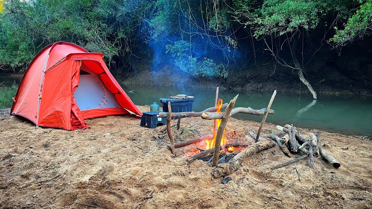 Acampamento solo neste rio misterioso !!! Tem algum bicho me rondando.