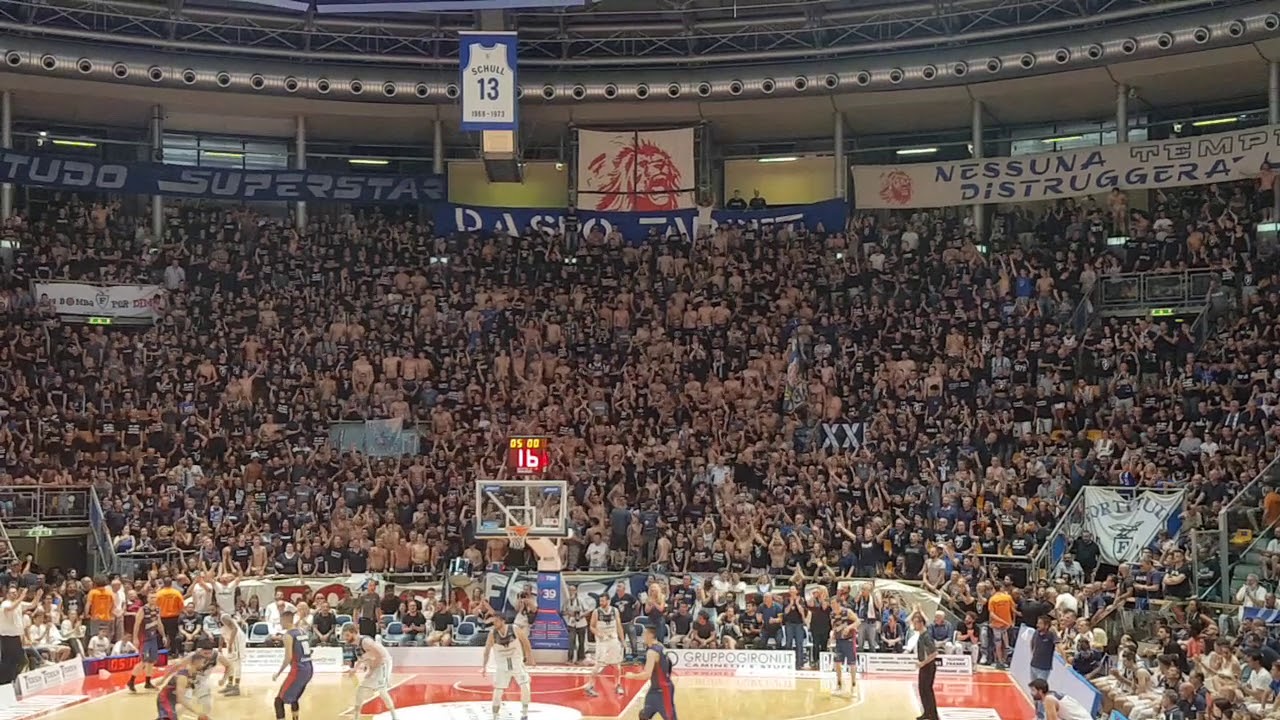 Il tifo del Paladozza, unico in Italia (Fortitudo vs Casale Monferrato)