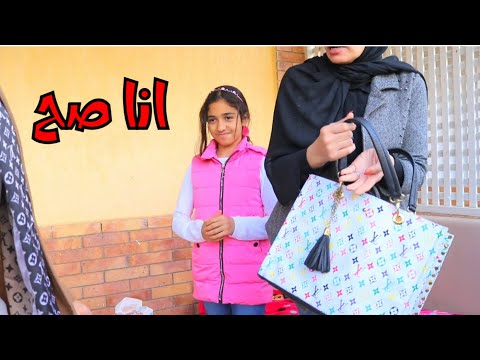 بنت صغيره بتحب تلعب و بتحب تفكر