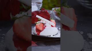 Η πιο γλυκιά Valentine’s συνταγή: Πάβλοβα με κρέμα σαντιγί και σάλτσα φράουλας