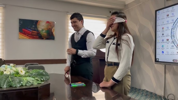 Pick-up artist qizlar porno video U notanish odamning mashinasiga otirdi, jinsiy aloqa uchun pul oldi, unga kokraklarini korsatdi, ung