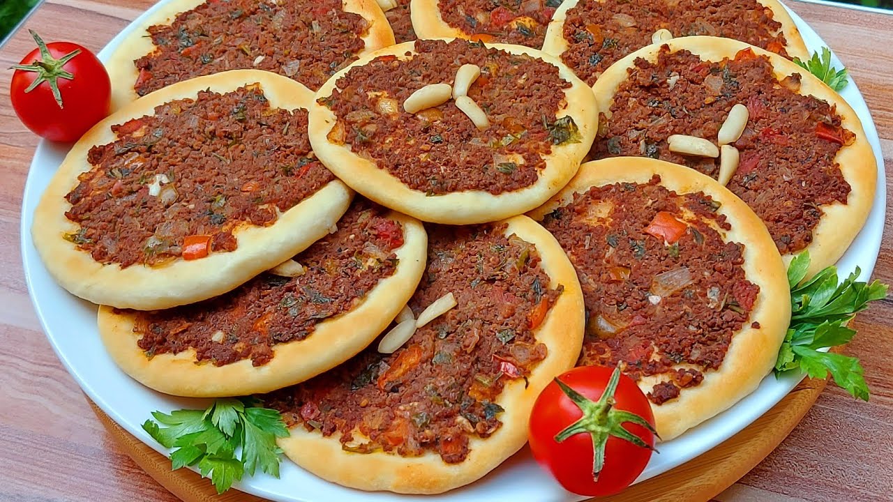 صفيحة اللحمة ( لحمة بعجين ) بطريقة سهلة وسريعة بعجينة قطنية الصفيحة باللحم من اروع المعجنات