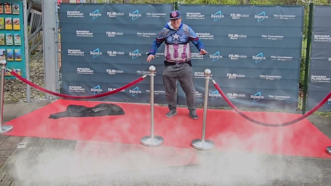 Schauspieler Justus König J.K der Abenteurer auf den Roten Teppich in Bavaria Filmstadt München