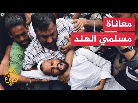 شاهد | الشرطة الهندية تعتدي على طلاب مسلمين بالضرب