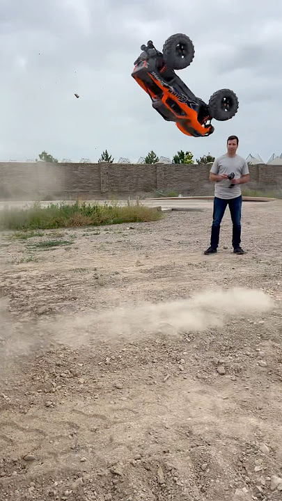 Traxxas X-Maxx backflip 🤘🏻 #traxxas #xmaxx8s #rc #rccars #rctrucks #rcbash #backflip