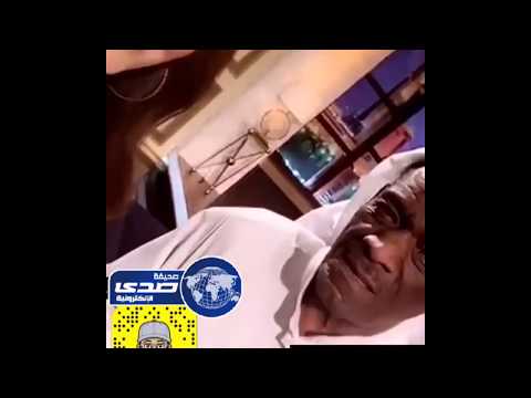 شاهد خالد الملا يغني لمذيعة خلف الكواليس 