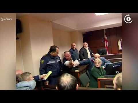 „ქართული მარშის“ აქტივისტები სასამართლოს სხდომათა დარბაზში სამართალდამცველებს დაუპირისპირდნენ