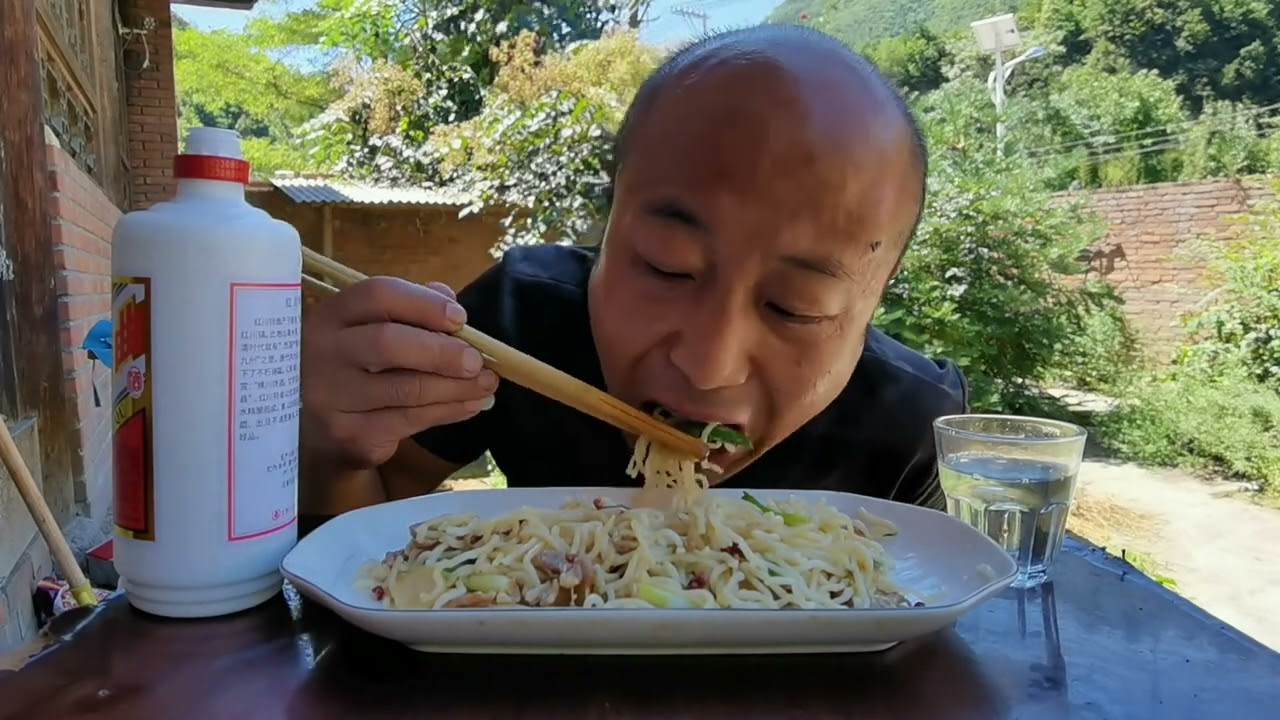 好多天没有吃荤的了，今天炒面里边见肉了，50多的白酒必喝 #炒面