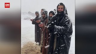 Salju Turun Di Arab Saudi, Warga Tabuk Gelar Tari Dabke
