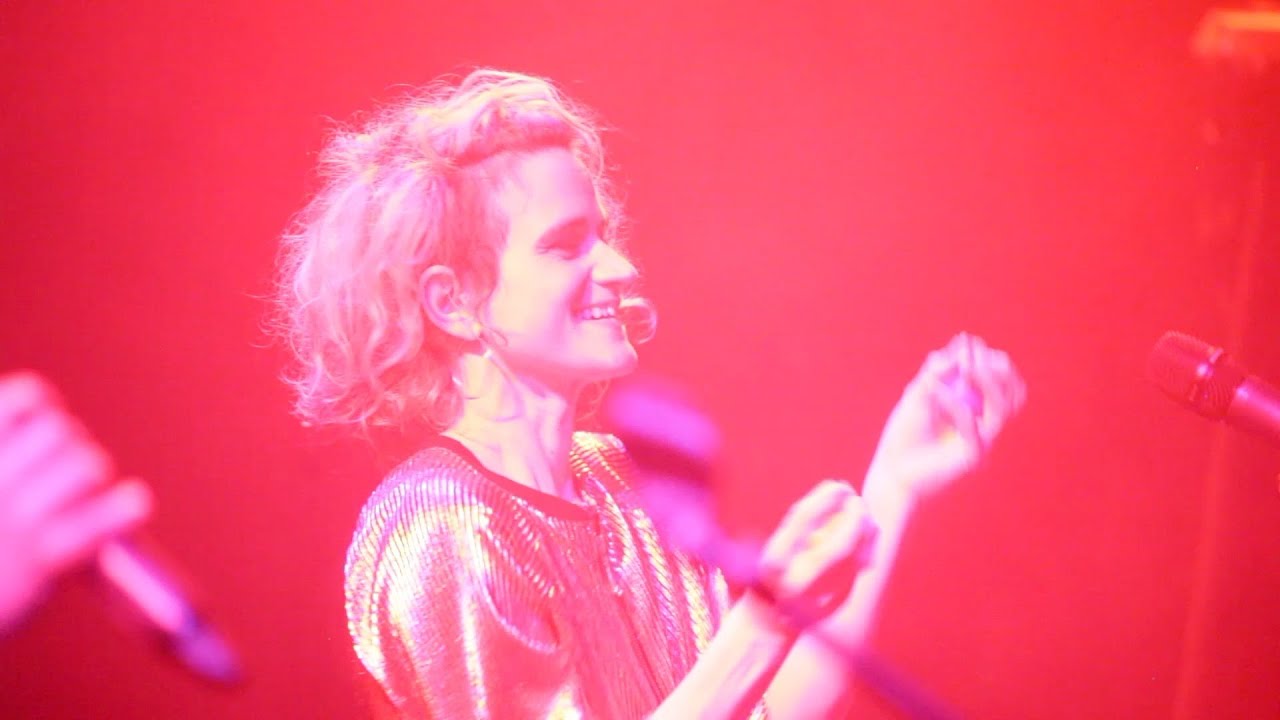 在 YouTube 上观看 LATURB - Electricity, Baby! (Live) 在 YouTube 上观看 LATURB - Electricity, Baby! (Live)