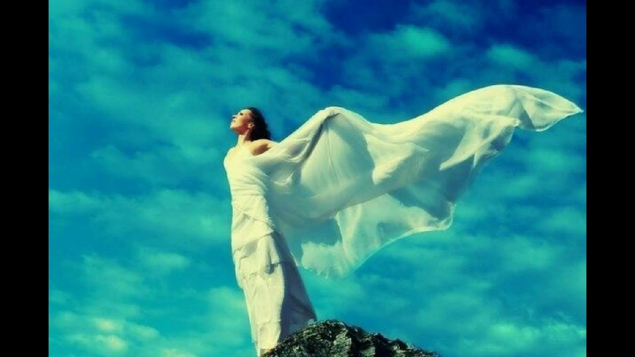 девушка на вершине скалы. уносят мечты. аниме закат. уносят мечты. полет мечты картинки.