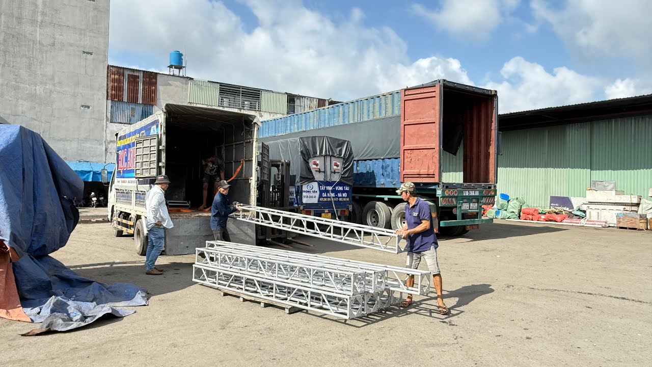 Hàng đến bãi anh chị cứ kiểm đếm thoải mái bốc xếp nâng hạ có em lo?