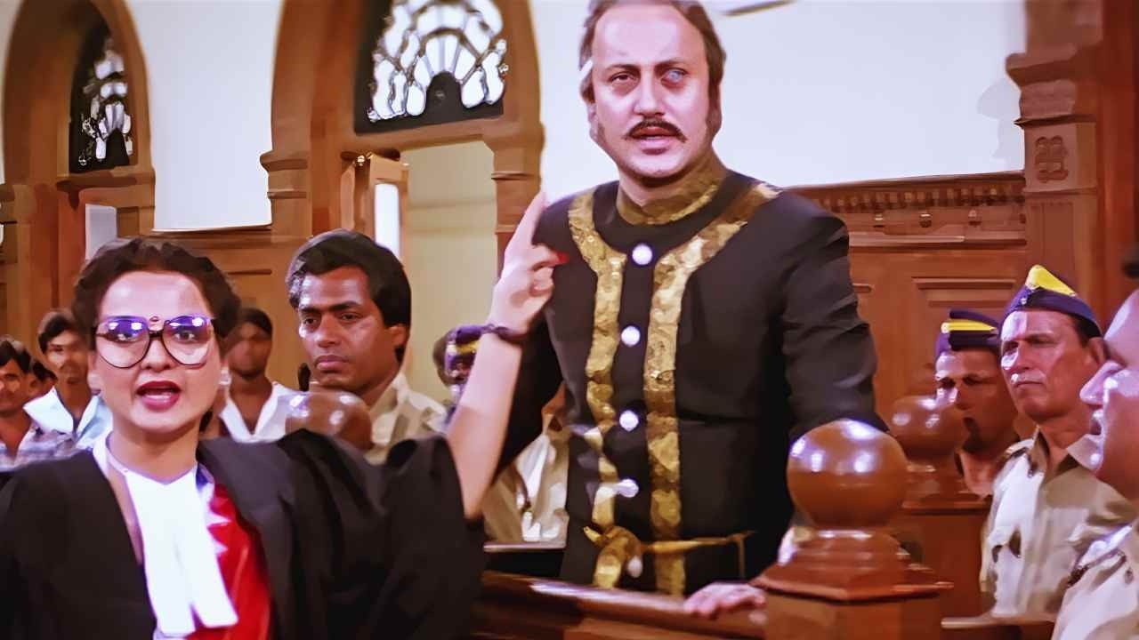 दुनिया की नज़रों में जो भगवान बना फिरता है, असल में वही एक खूँखार हत्यारा है। Rekha Court Room Scene