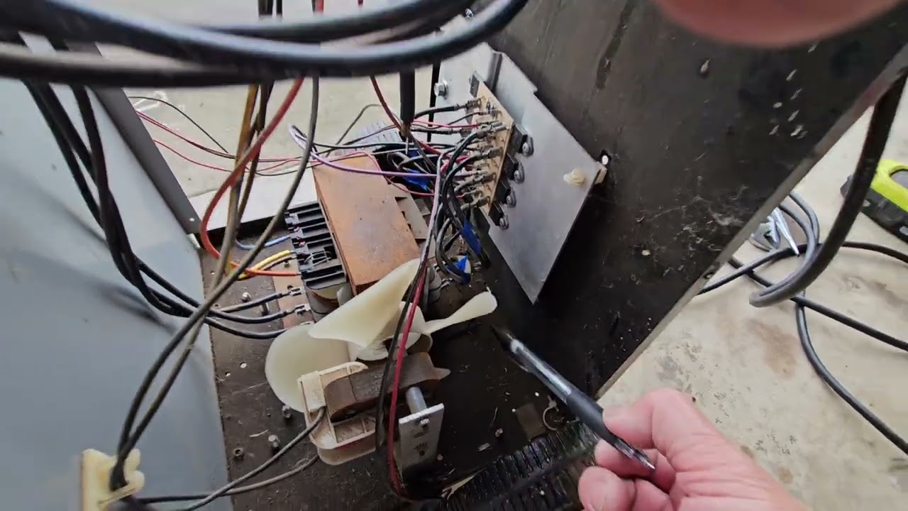 Диагностика неисправностей зарядного устройства для 12-вольтовых аккумуляторов Schumacher 200A.