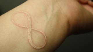 Beyaz Mürekkeple Yapılmış Sanat Eseri Görünümünde 22 Dövme