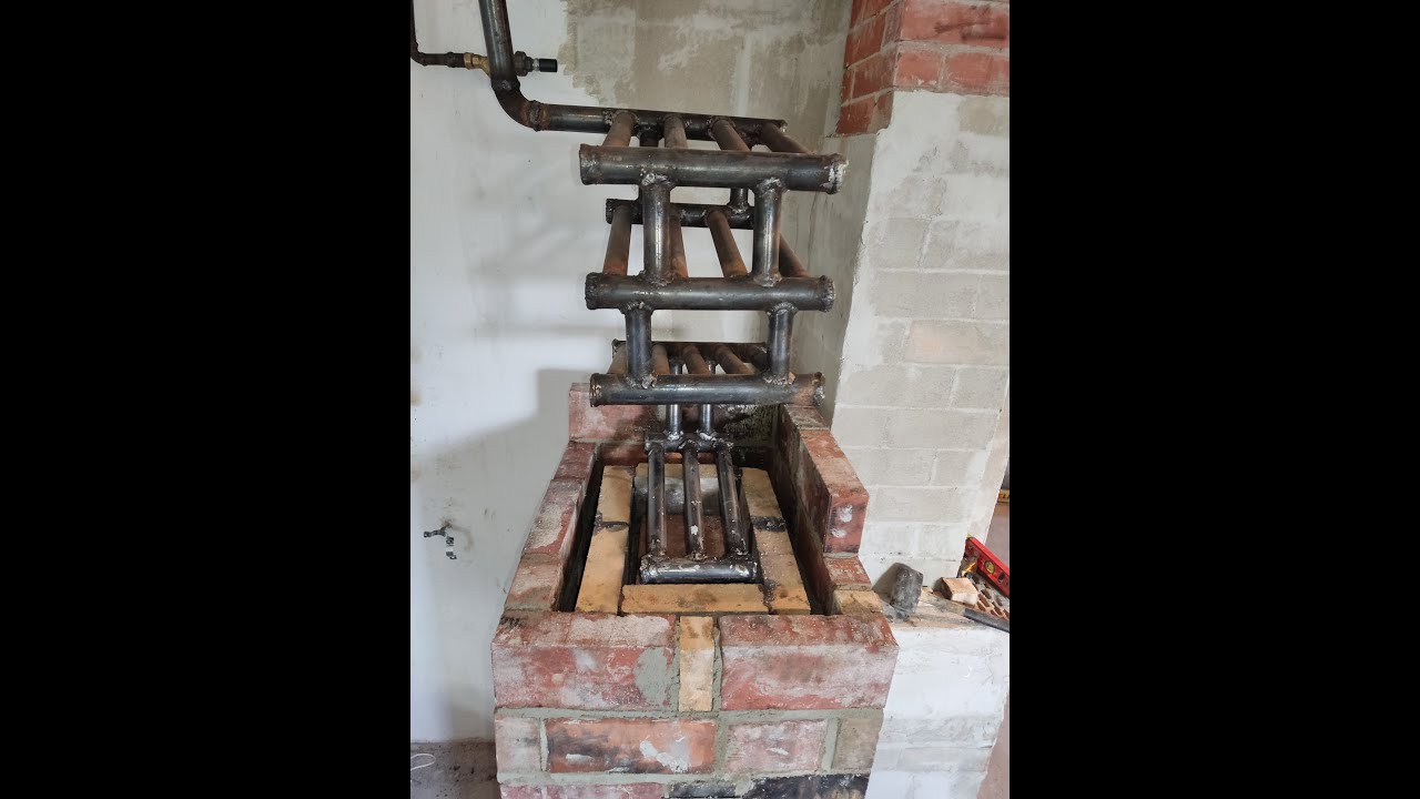 камин с водяным теплообменником из труб, двойной стенкой, шамотным кирпичом внутри и кирпич на ребро