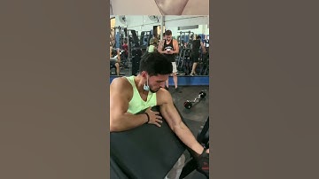 Curl de bíceps en banco scott    a un brazo con mancuerna