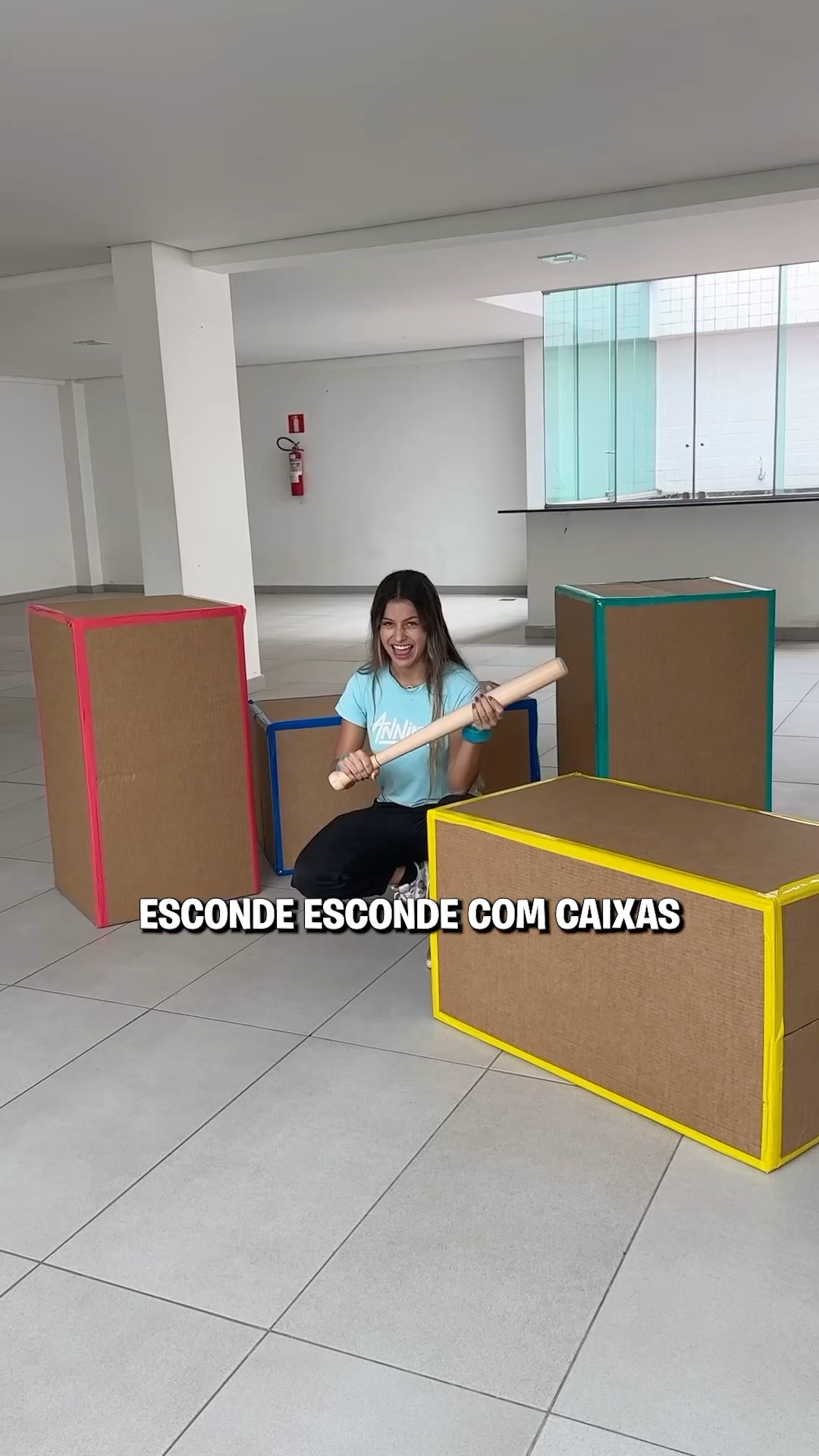 ESCONDE ESCONDE COM CAIXAS !! #shorts