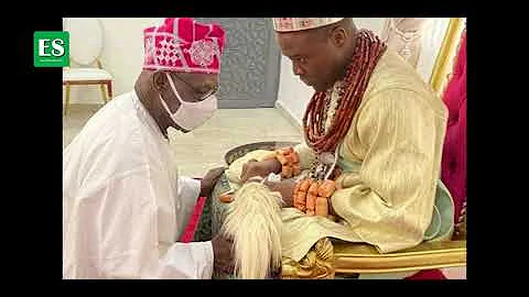 Ex President Obasanjo bows in homage to OLU of WARRI