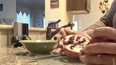 How to peel a pomegrante