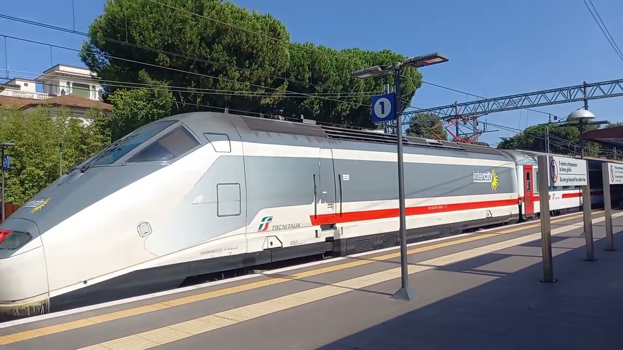 Arrivo e partenza Intercity 610 Lecce-Bolzano alla stazione di Riccione