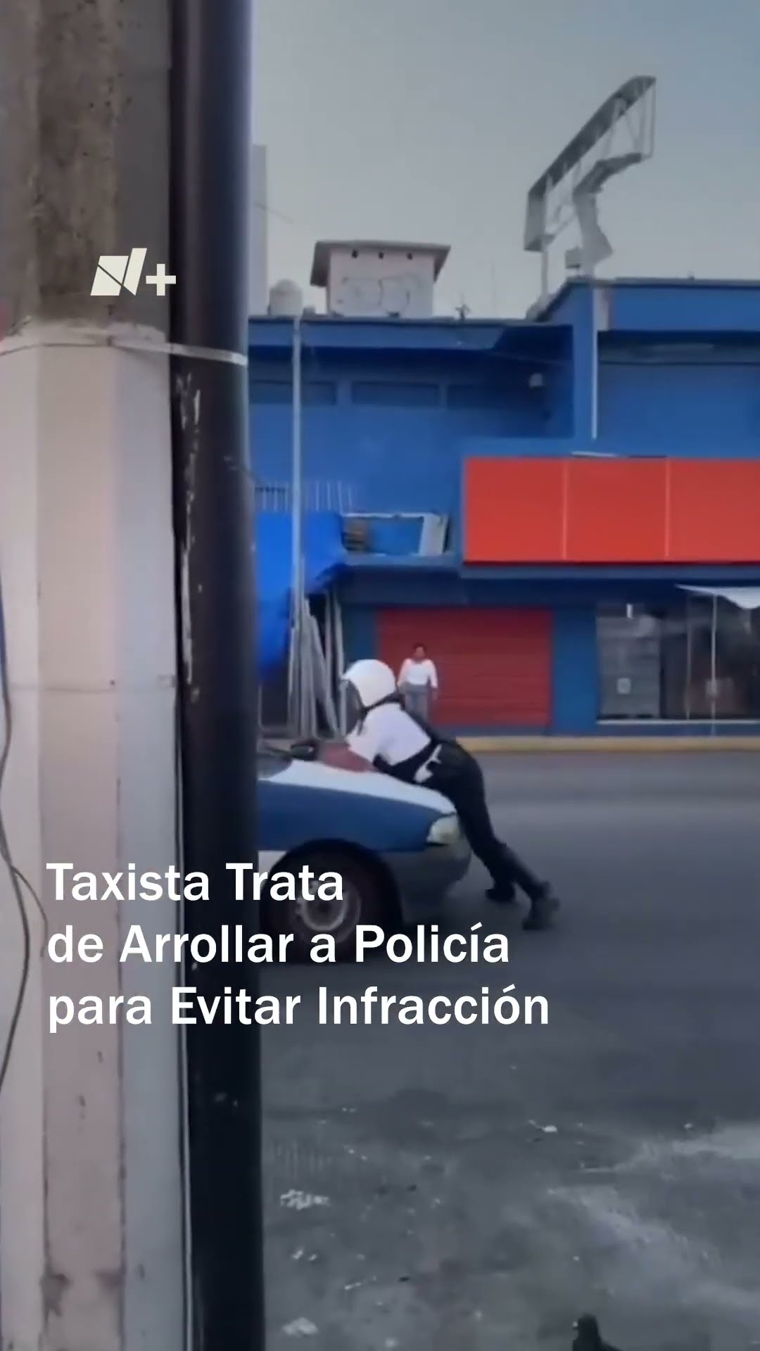 Taxista trata de arrollar a policía para evitar infracción - N+ #Shorts
