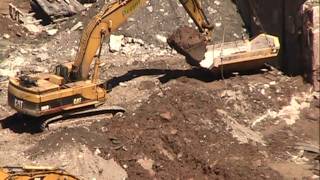 CAT 385BL excavator loading 40 ton ADT bed