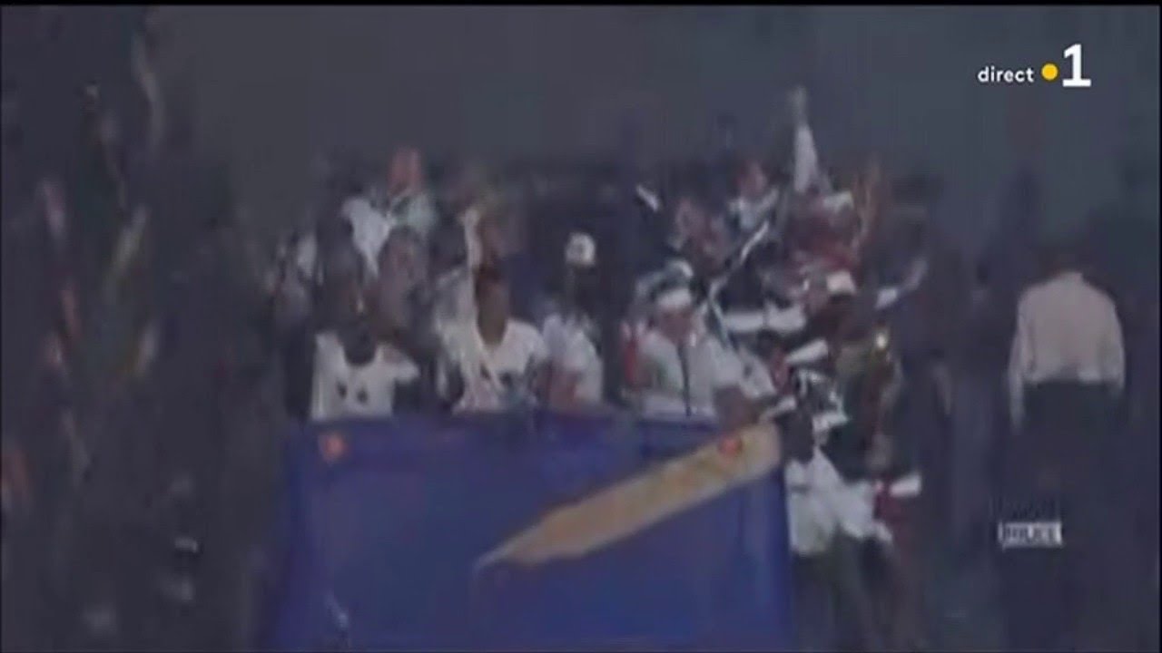 Mondial: Les bleus montent dans le bus impérial et s'apprêtent à descendre les Champs Elysées.