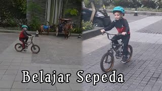 Lucio Otthild Lagi Belajar Bersepeda.