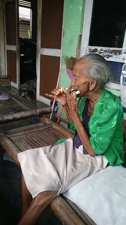 nenek 90thn lebih masih merokok