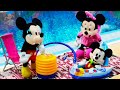 Микки Маус и Минни отдыхают в бассейне! 🌊🤿 Мягкие игрушки в видео для детей
