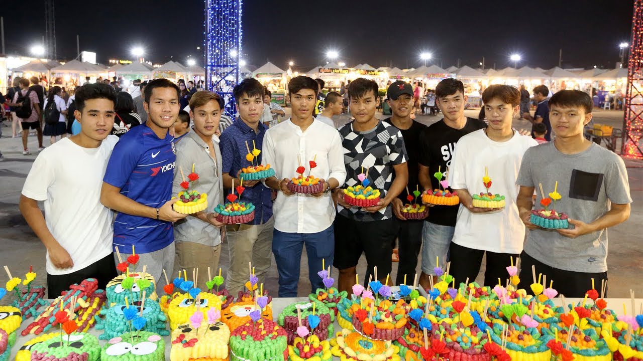 นักเตะเอสซีจีเมืองทองฯมาลอยกระทง ณ ตลาดนัดมะลิ คนเยอะมากๆ official travel center