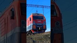 ЭП1М-410 с пассажирским поездом Симферополь-Кисловодск прибывает на ст.Мин-Воды и прив.бригада.
