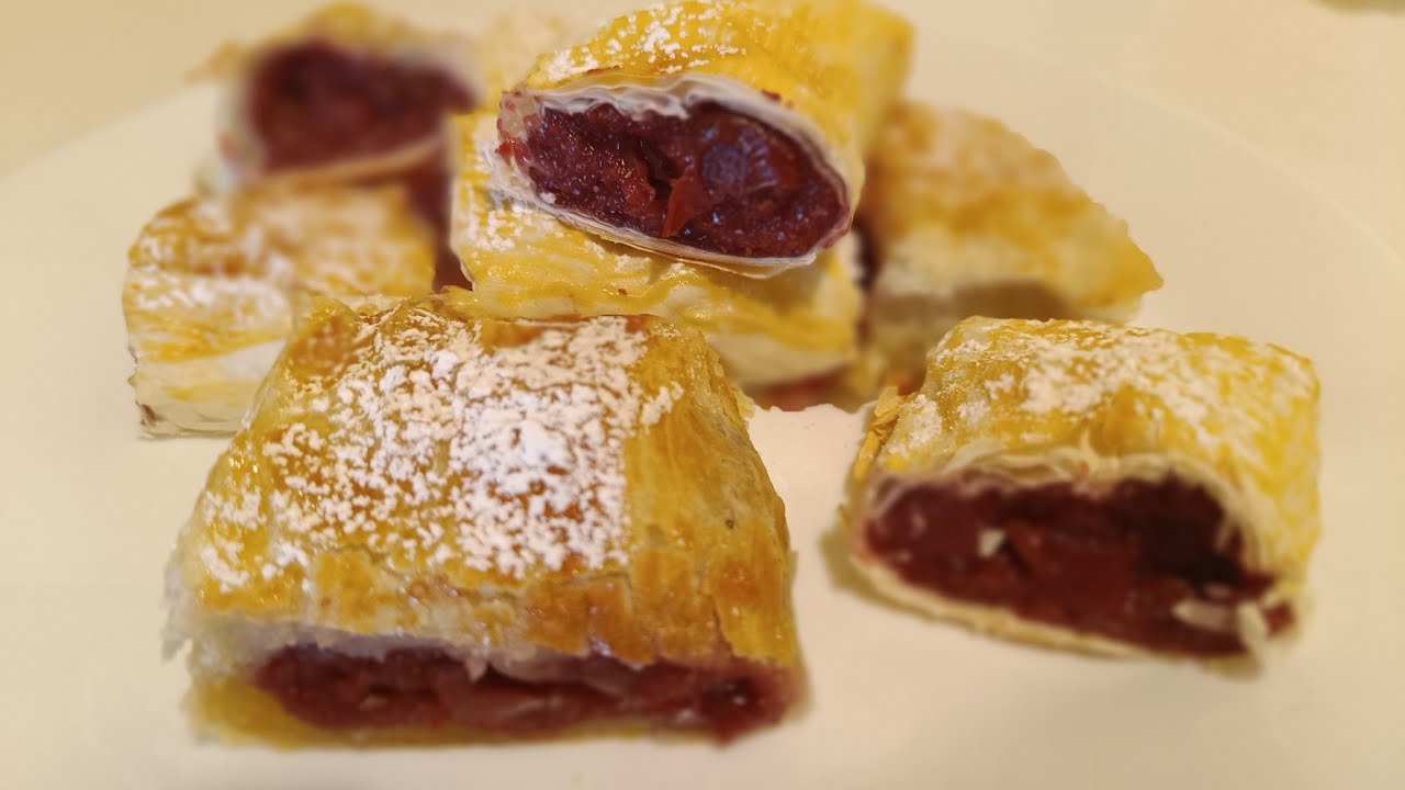 Meggyes-grízes rétes töltelék készítése. Bolti réteslapba és  levelestésztába töltve, nagyon finom.