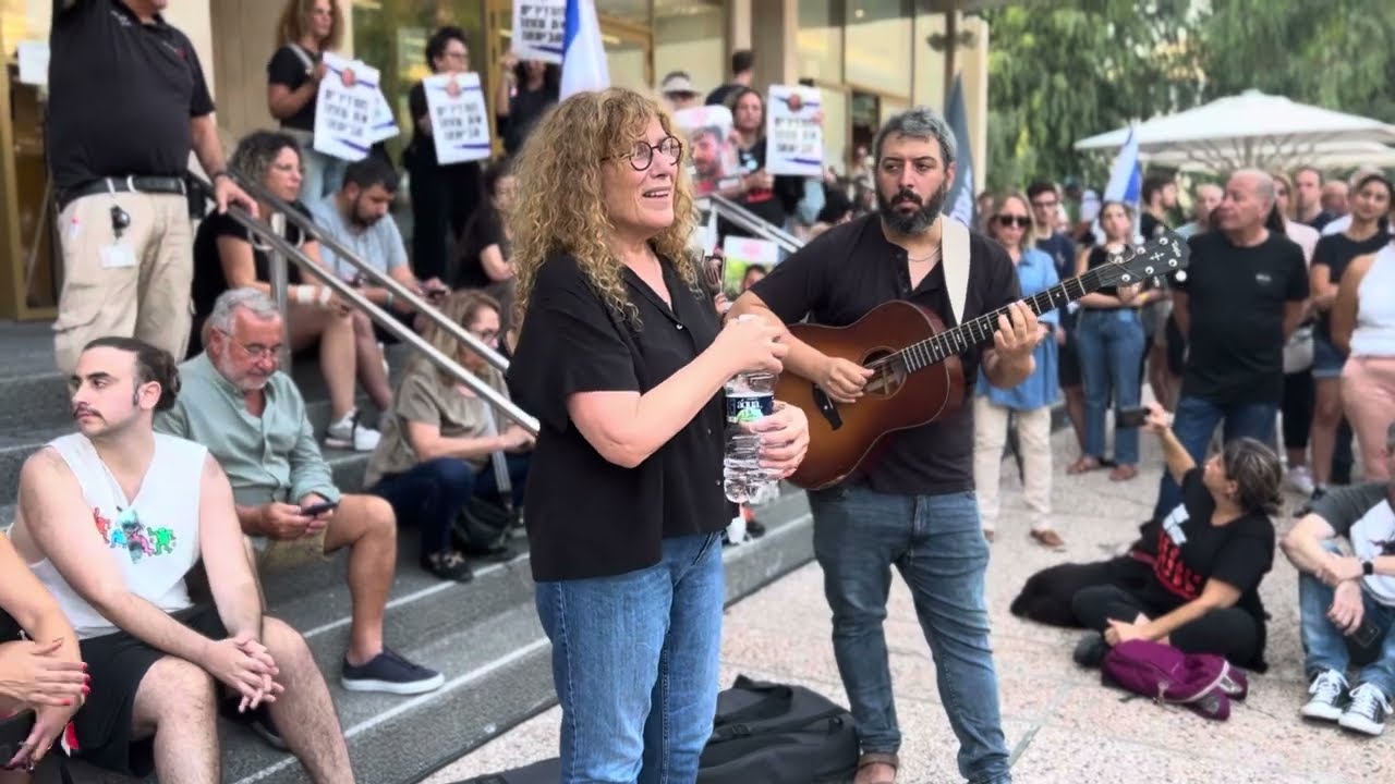 נורית גלרון 🎗️ככר החטופים - ילדות נשכחת